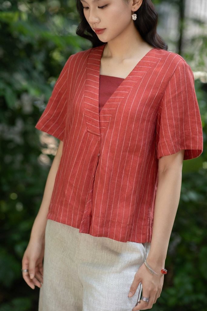 Áo cổ tam giác - Kẻ đỏ - F