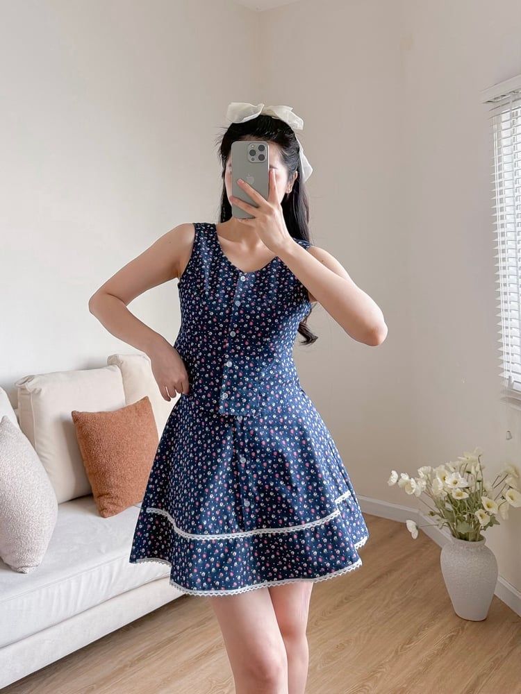 Sét bộ váy ghi lê hoa hồng nhỏ 2609