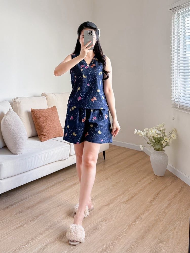 Đồ bộ đùi thiết kế nút chéo hoa đồng tiền