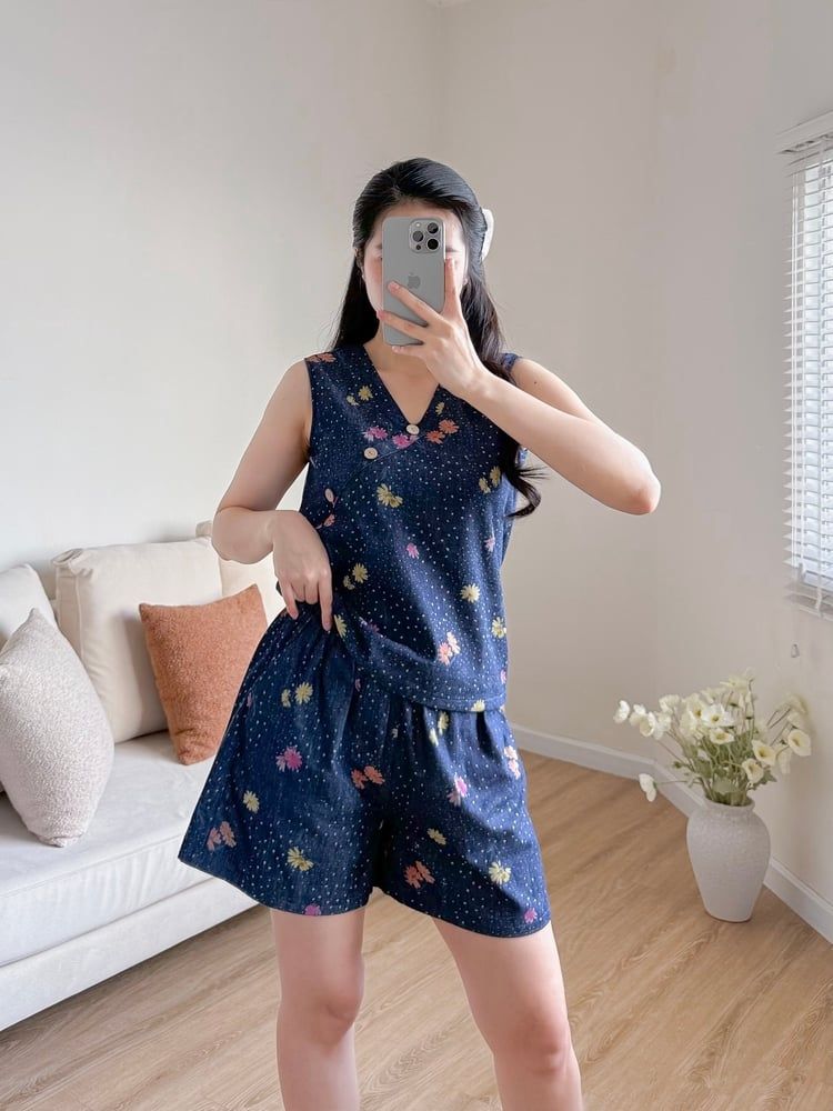 Đồ bộ đùi thiết kế nút chéo hoa đồng tiền