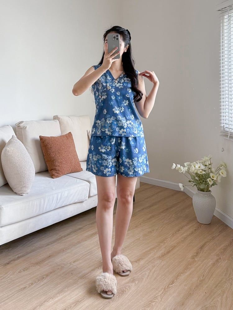 Đồ bộ đùi thiết kế nút chéo hoa tầm xuân