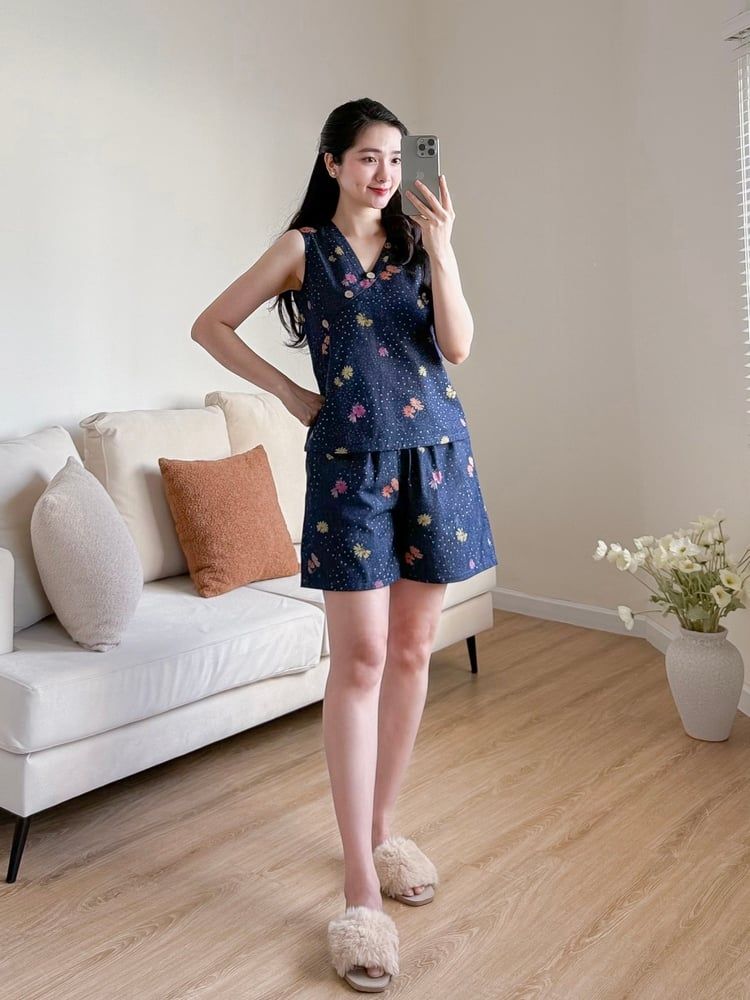 Đồ bộ đùi thiết kế nút chéo hoa đồng tiền