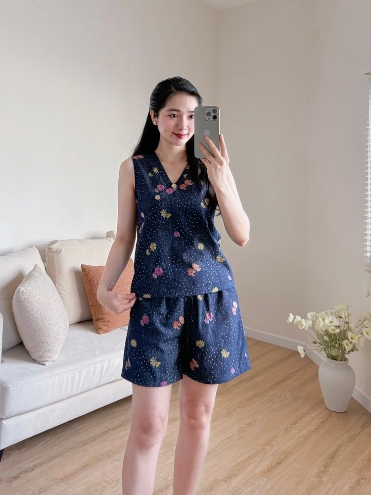 Đồ bộ đùi thiết kế nút chéo hoa đồng tiền