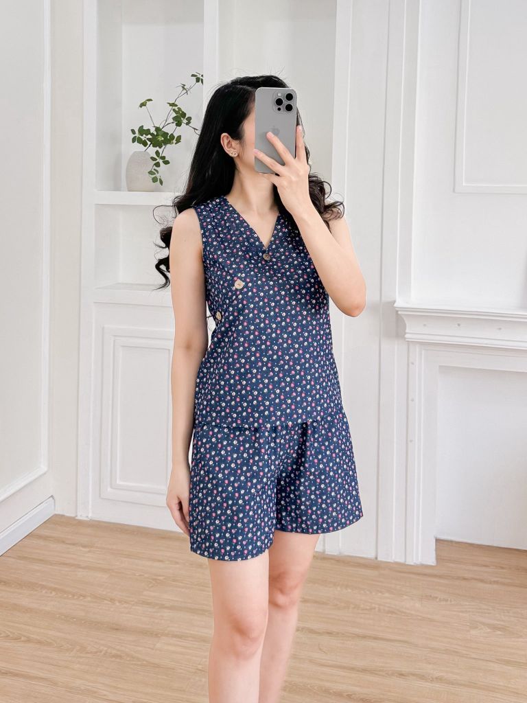 Đồ bộ đùi thiết kế nút chéo hoa hồng nhỏ