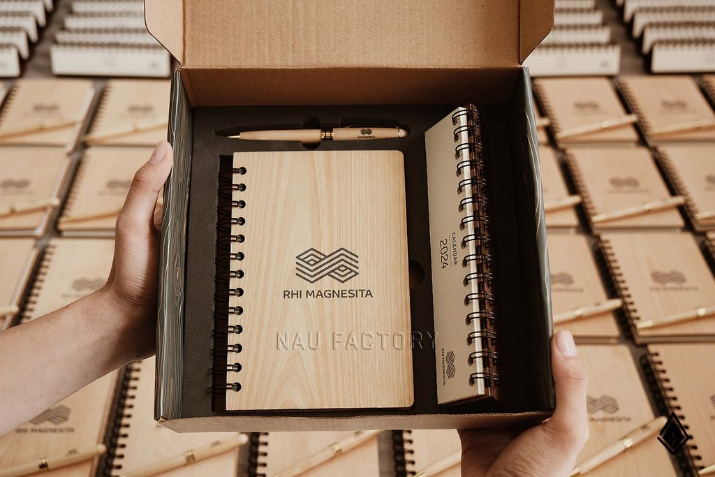 Set sổ, bút gỗ Maple | In/khắc logo theo yêu cầu