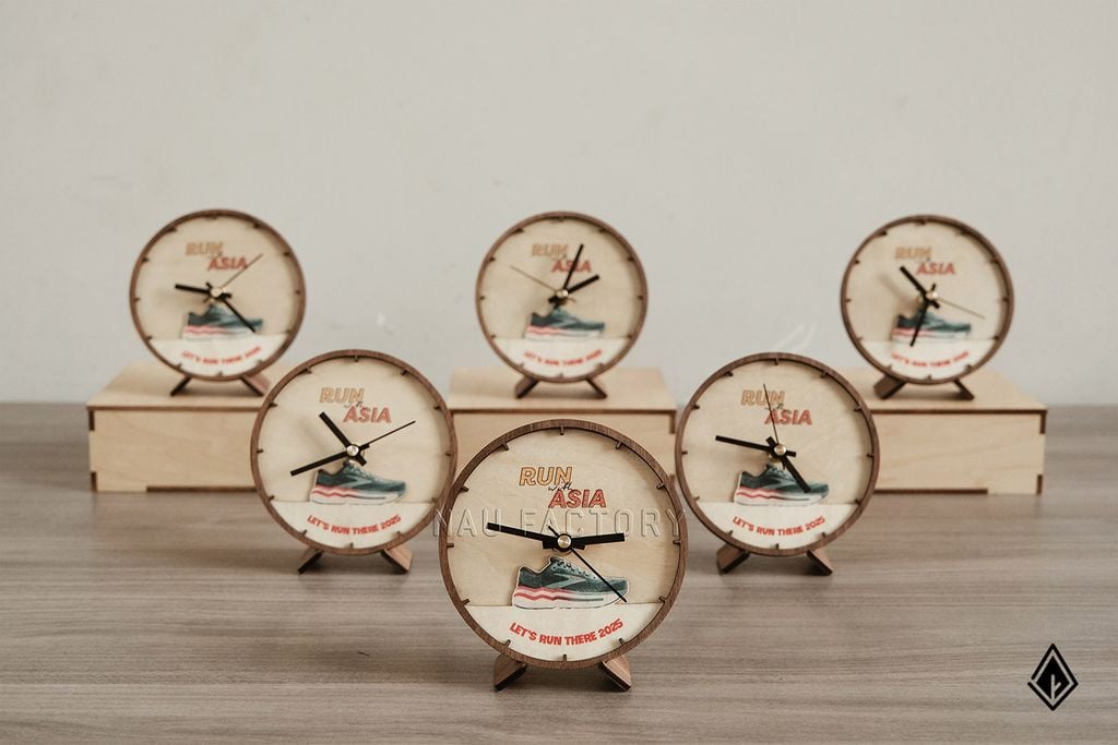 Đồng hồ gỗ Maple để bàn | Dán nổi 3D & In logo doanh nghiệp
