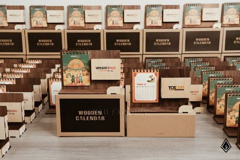 Lịch gỗ khay bút - 13 tờ lịch thiết kế riêng