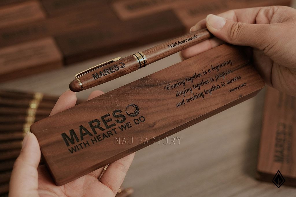 Set sổ, bút & hộp bút gỗ Walnut | In/khắc theo yêu cầu