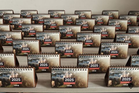 Lịch gỗ B6 form ngang | 13 tờ lịch thăng hoa sắc màu thương hiệu