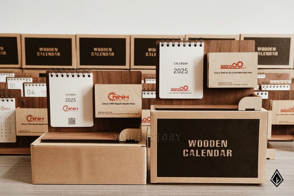 Lịch gỗ khay bút - Quà tặng in logo doanh nghiệp