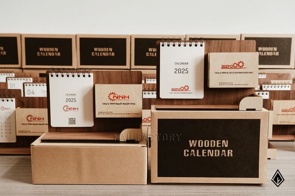 Lịch gỗ khay bút - Quà tặng in logo doanh nghiệp