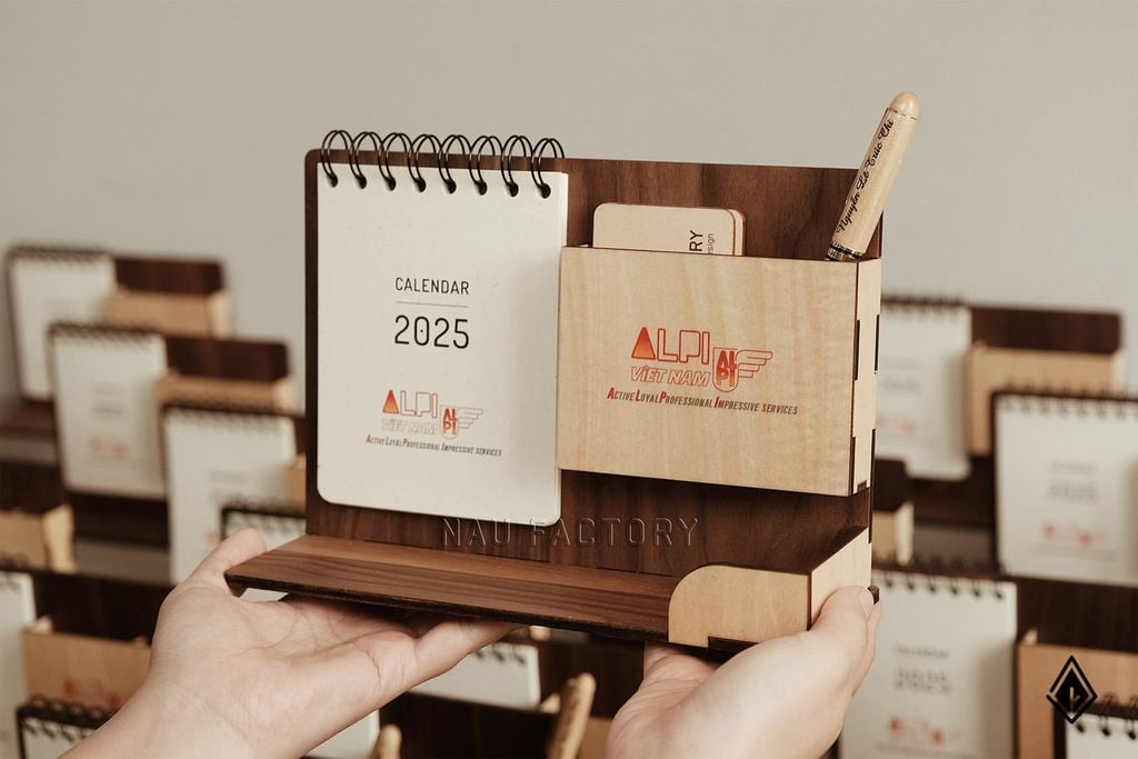 Lịch gỗ khay bút - Tùy chỉnh in logo lên khay bút & lịch giấy