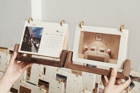 Lịch gỗ chữ U | 13 tờ lịch in theo yêu cầu