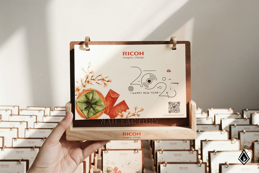 Lịch gỗ chữ U | Hiện diện thương hiệu tinh tế từ đế gỗ đến lịch giấy