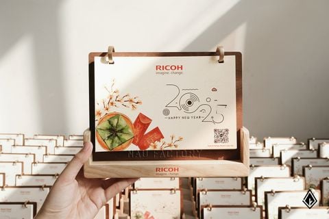 Lịch gỗ chữ U | Hiện diện thương hiệu tinh tế từ đế gỗ đến lịch giấy