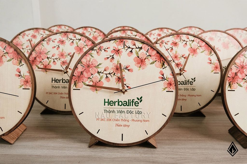 Đồng hồ gỗ để bàn | Họa tiết hoa đào & logo thương hiệu