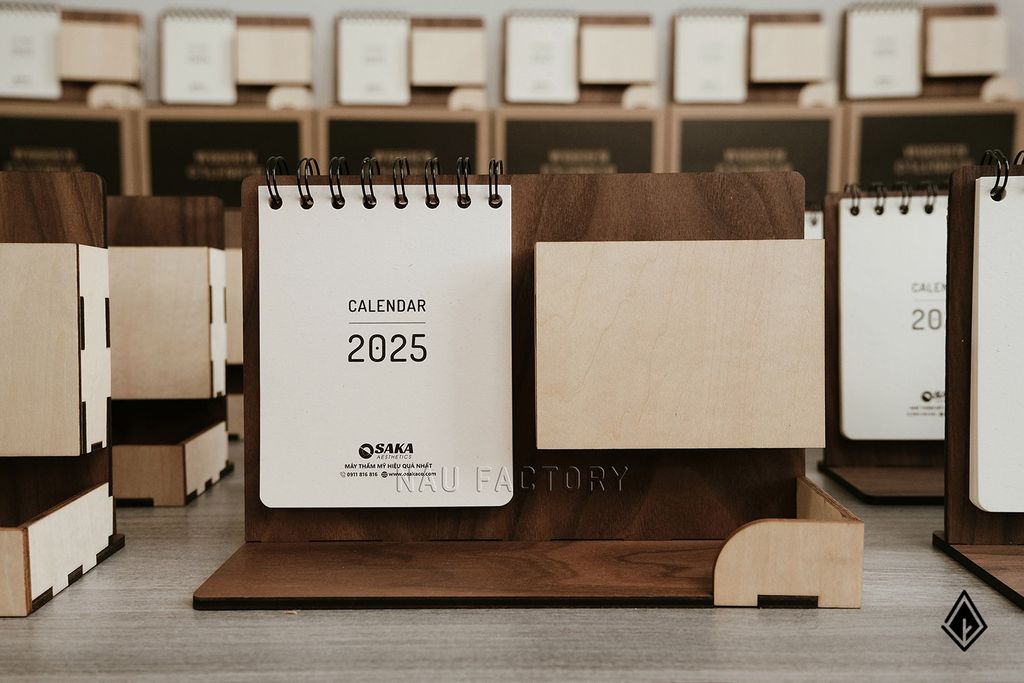 Lịch gỗ khay bút - In theo yêu cầu số lượng lớn