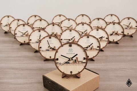 Đồng hồ gỗ để bàn | Họa tiết dán nổi 3D & In logo