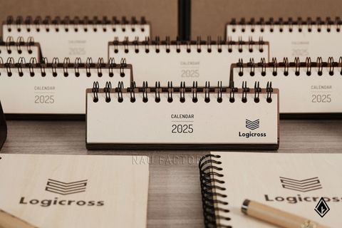 Lịch gỗ Minimalism in logo | Form ngang tối giản