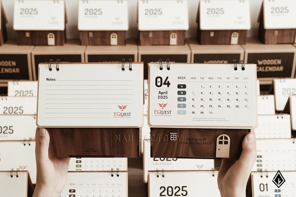 Lịch gỗ ngôi nhà Walnut - Logo in UV sắc nét trên từng tờ lịch