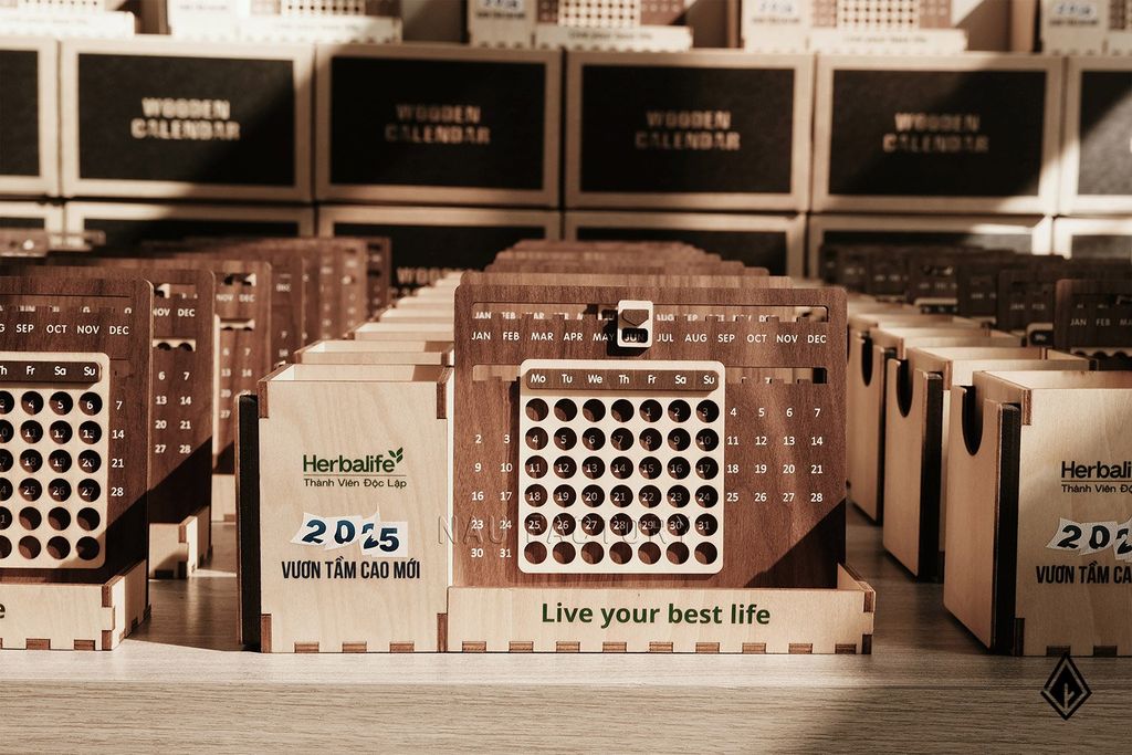 Lịch gỗ vạn niên - Nhiều vị trí in dấu ấn thương hiệu