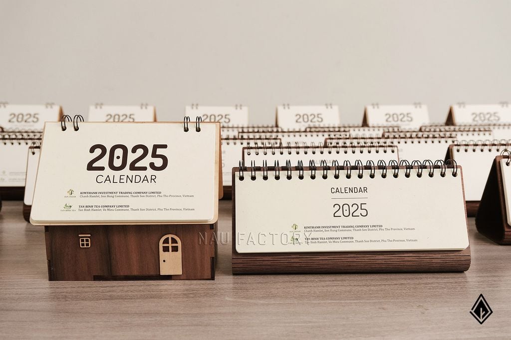 Lịch gỗ ngôi nhà và Lịch gỗ form ngang - In UV logo và thông điệp theo yêu cầu
