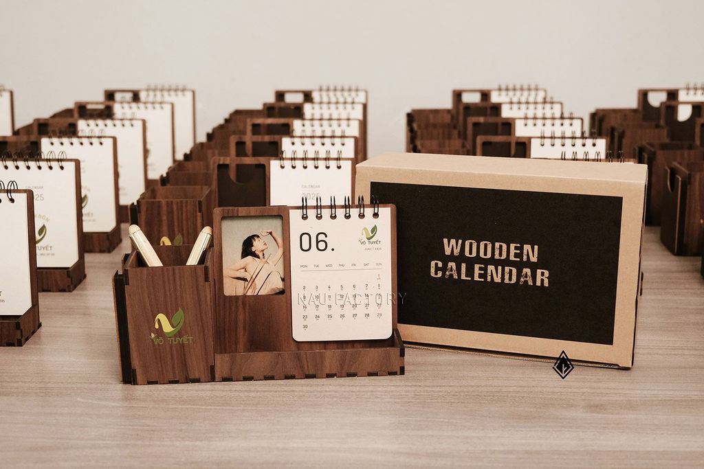 Lịch gỗ khung ảnh Walnut - Khay bút và tờ lịch in logo doanh nghiệp