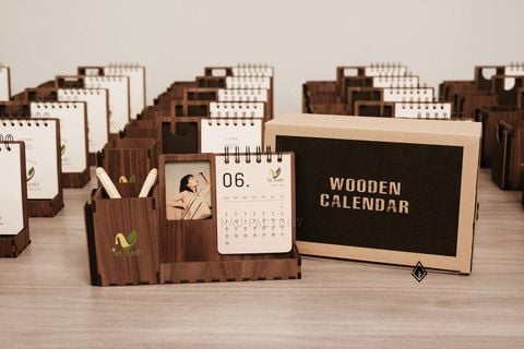 Lịch gỗ khung ảnh Walnut - Khay bút và tờ lịch in logo doanh nghiệp