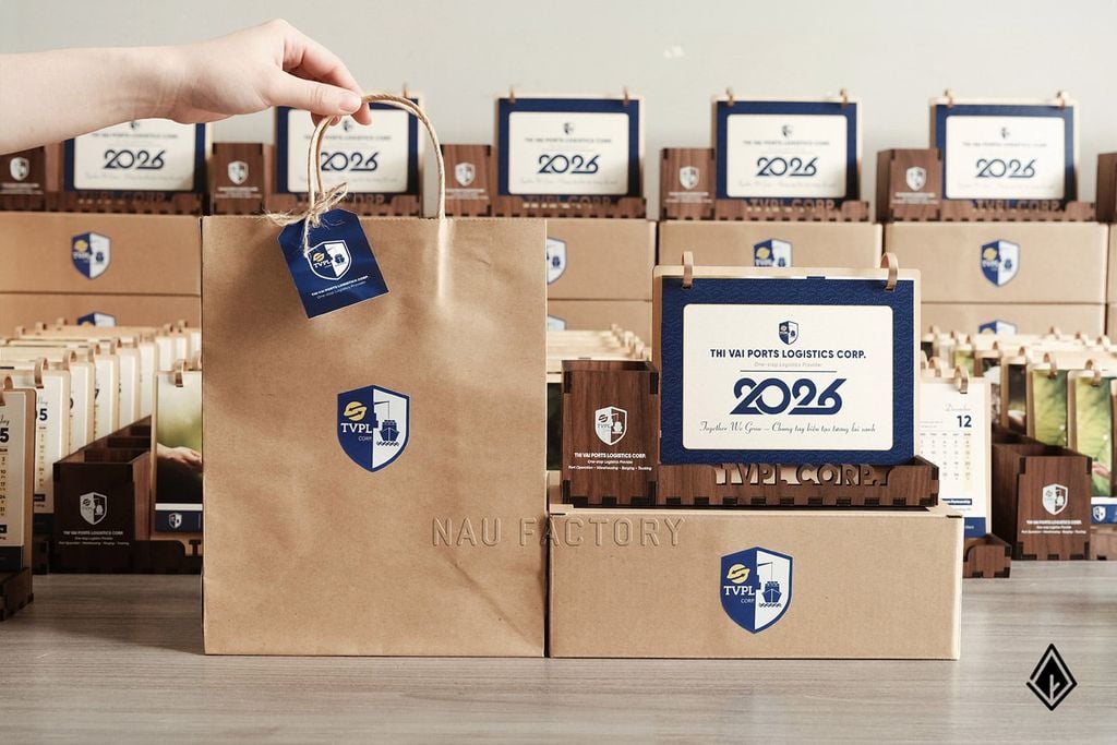 Lịch hộp bút gỗ Walnut | Sản xuất trọn bộ theo yêu cầu