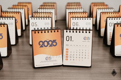 Lịch gỗ chữ A | In logo doanh nghiệp, 13 tờ lịch sắc nét