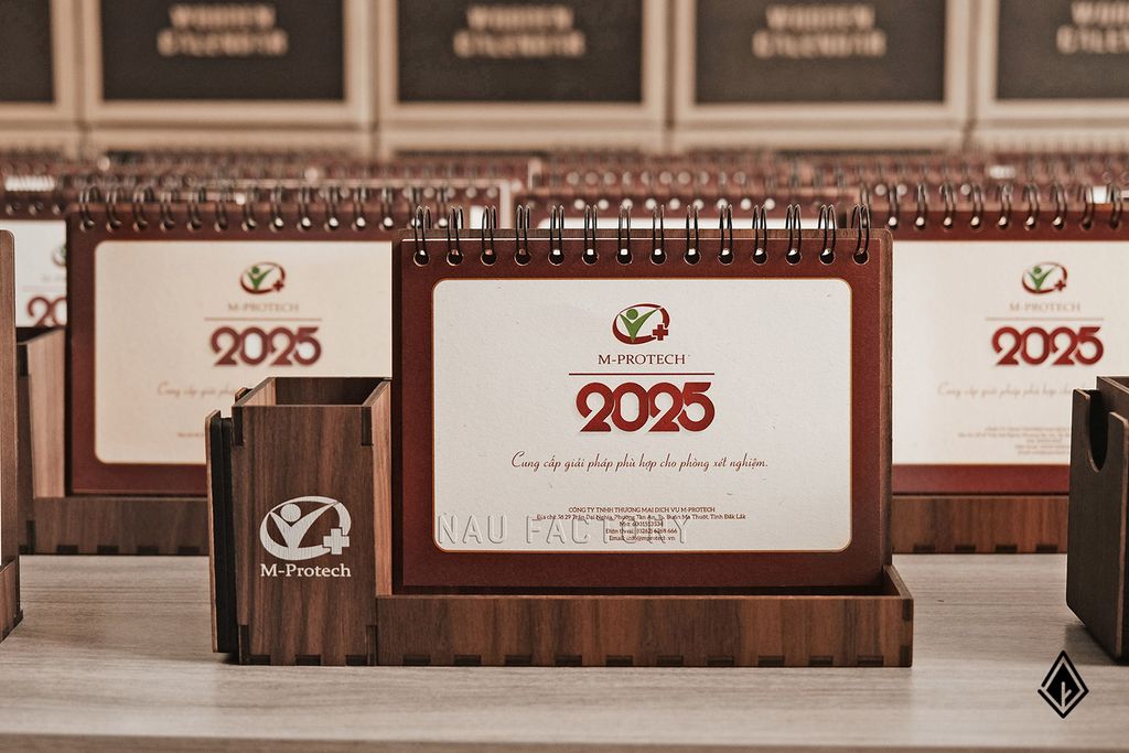 Lịch gỗ Walnut đa năng - Kết hợp khay bút & tờ lịch in theo yêu cầu thương hiệu