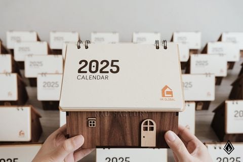 Lịch gỗ ngôi nhà Walnut - In hình ảnh/chữ/logo theo yêu cầu theo từng tháng