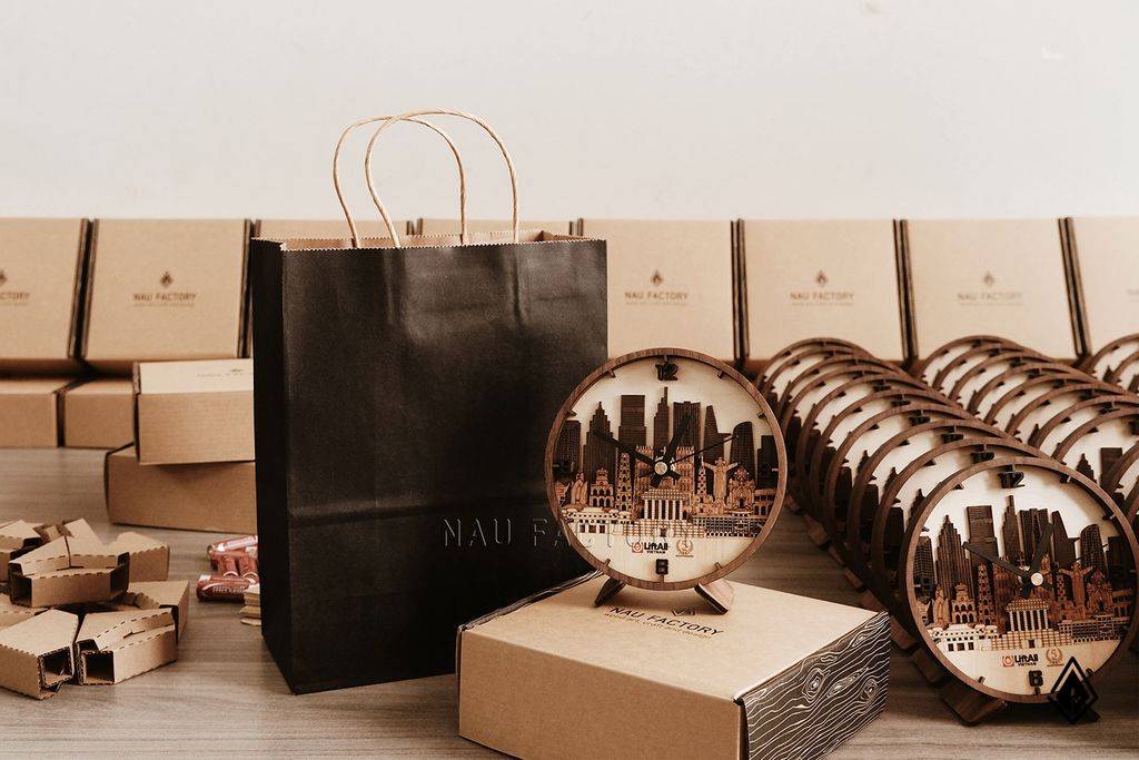 Đồng hồ gỗ Skyline Hồ Chí Minh | Kết hợp in 2 logo theo yêu cầu