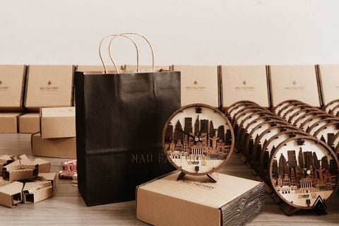 Đồng hồ gỗ Skyline Hồ Chí Minh | Kết hợp in 2 logo theo yêu cầu