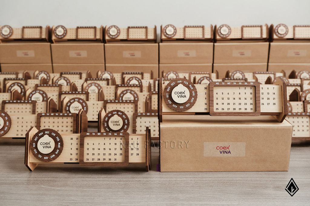 Lịch gỗ vạn niên form ngang Beech - Vòng xoay tháng in logo doanh nghiệp