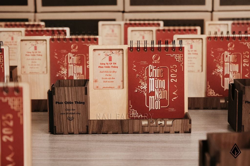 Lịch gỗ khung ảnh - Tên thương hiệu cắt shape 3D tinh xảo