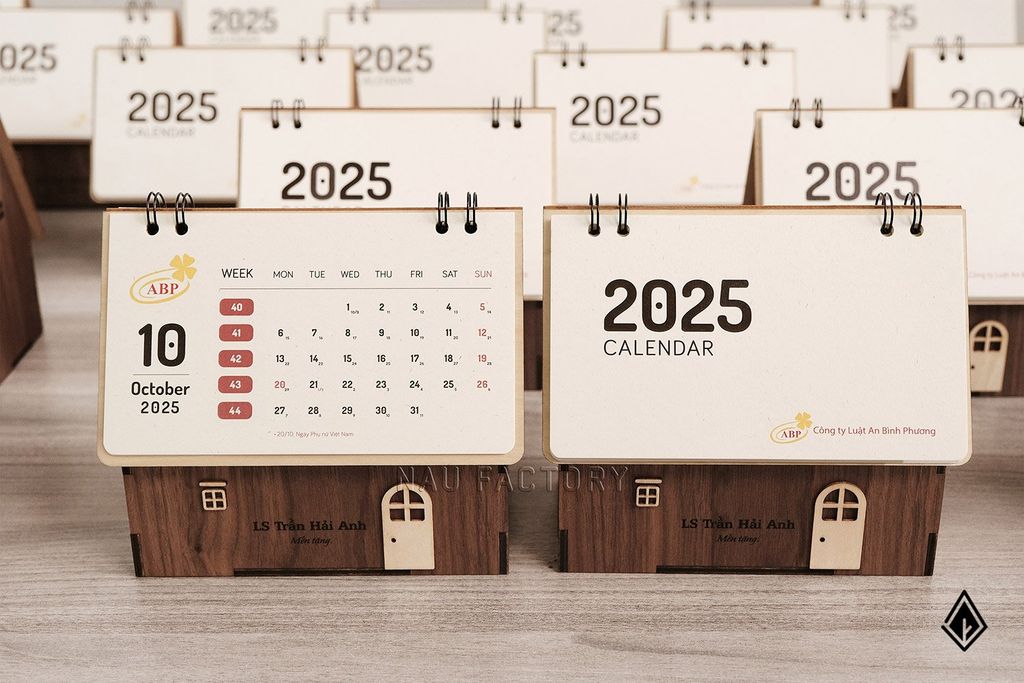 Lịch gỗ ngôi nhà Walnut - Thiết kế cá nhân hóa