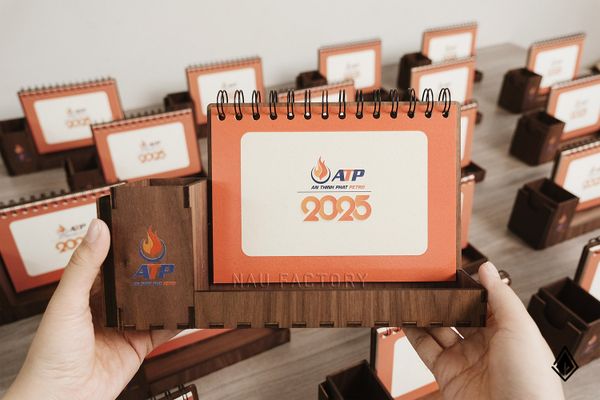 Lịch gỗ Walnut đa năng | In 2 tờ lịch theo yêu cầu