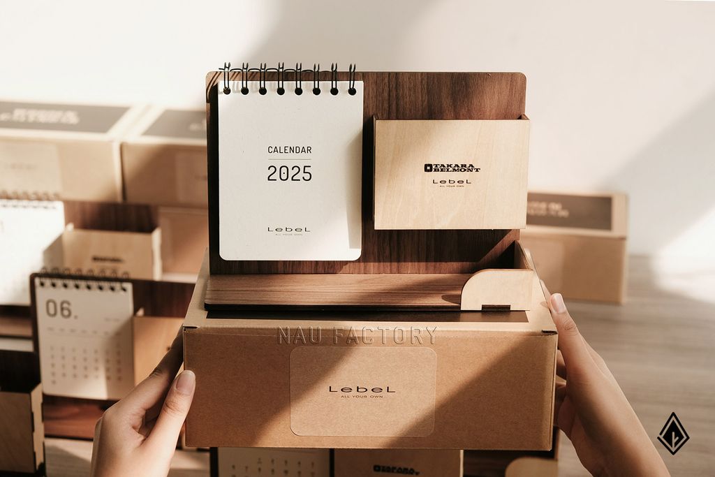 Lịch gỗ khay bút - In ấn logo theo yêu cầu