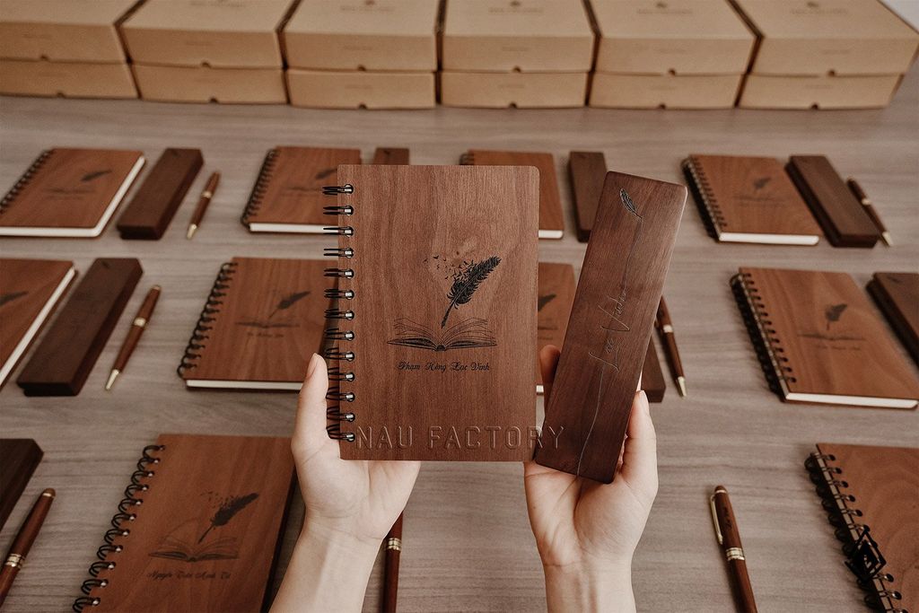 Set sổ, bút & hộp bút gỗ Walnut | In/khắc theo yêu cầu
