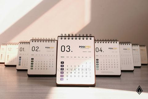 Lịch chữ A form đứng | Biểu tượng logo in màu độc đáo