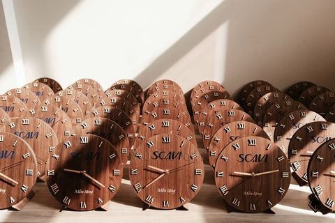 Đồng hồ thuần gỗ Walnut để bàn | Tùy chỉnh logo thương hiệu