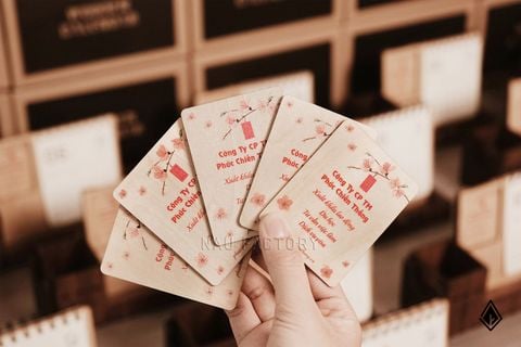 Lịch gỗ khung ảnh - Tên thương hiệu cắt shape 3D tinh xảo