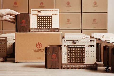 Lịch gỗ vạn niên - Hộp giấy in logo doanh nghiệp