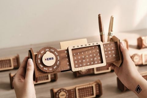 Lịch gỗ vạn niên - Logo in UV không phai