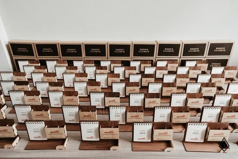 Lịch gỗ khay bút - Quà tặng in logo doanh nghiệp