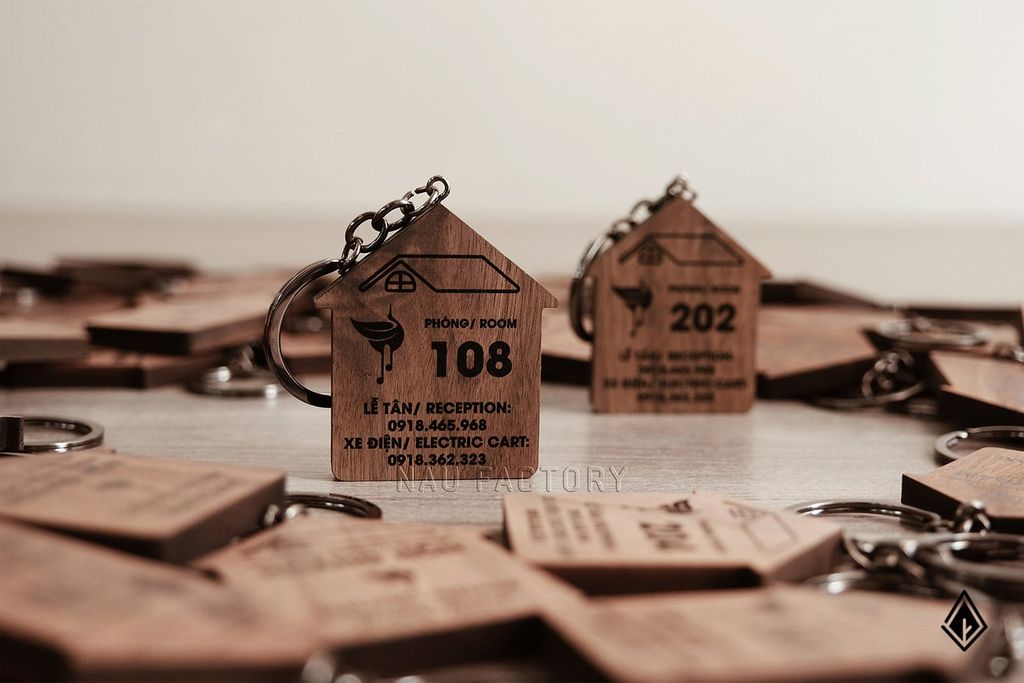 Móc khóa gỗ Walnut | In tên thương hiệu và số phòng