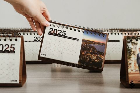 Lịch gỗ B6 form ngang | 13 tờ lịch thăng hoa sắc màu thương hiệu