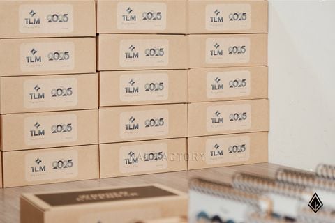 Lịch gỗ Maple đa năng - Hộp giấy dán logo doanh nghiệp