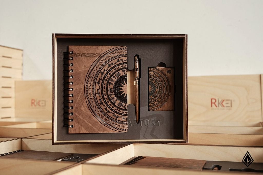 Set sổ, bút và hộp namecard gỗ Walnut | Khắc laser theo yêu cầu